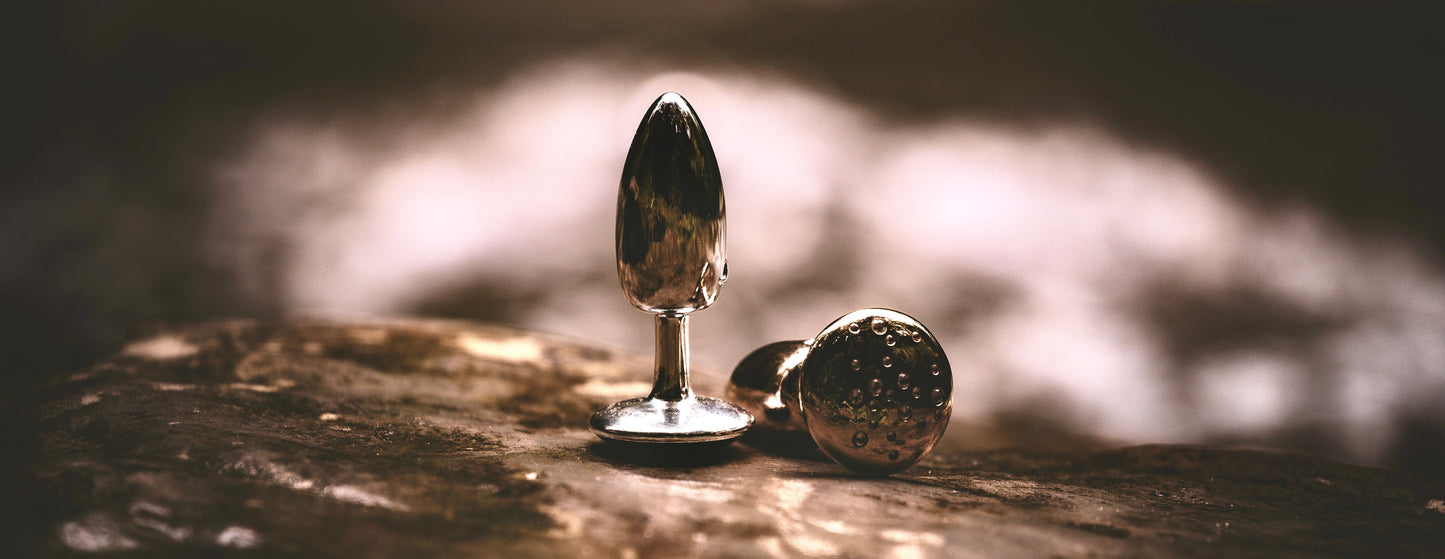 LUNA 1 GOLD
Exklusiver 18 Karat Gelbgold Plug – Ein Meisterwerk der Handwerkskunst
Entdecken Sie LUNA 1, unseren luxuriösen Plug, meisterhaft gefertigt aus feinstem 18 Karat GLUNA PassionLUNA 1 GOLD