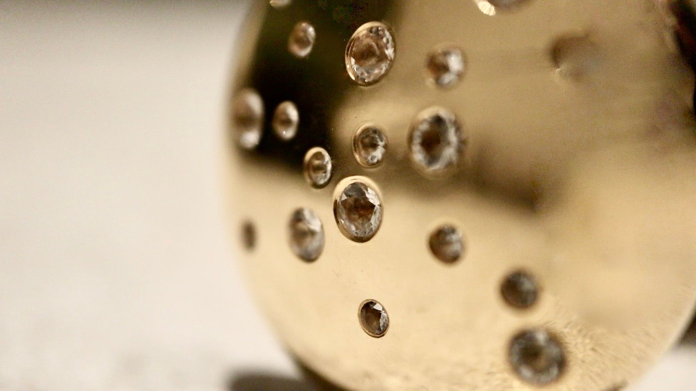 LUNA 1 GOLD
Exklusiver 18 Karat Gelbgold Plug – Ein Meisterwerk der Handwerkskunst
Entdecken Sie LUNA 1, unseren luxuriösen Plug, meisterhaft gefertigt aus feinstem 18 Karat GLUNA PassionLUNA 1 GOLD